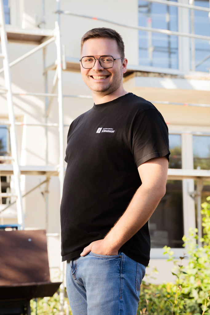 Unbenannt - 19. September 2026 um 21.05.32 Energieberater Benjamin Schmalnauer vor einem Wohngebäude